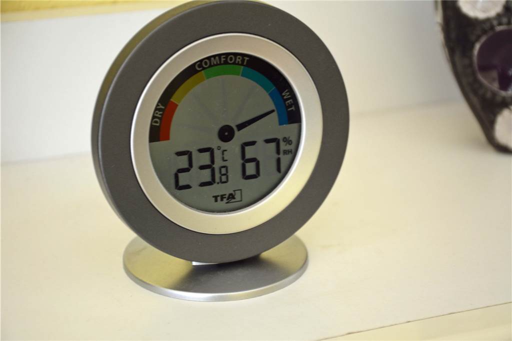 Testmieter sah sich um: So schön und so schrecklich wohnt es sich in Barkenberg Der Feuchtigkeitsmesser auf dem Sideboard in der Wohnung: Er zeigt bei 23 Grad Innentemperatur 67 Prozent Luftfeuchtigkeit an.