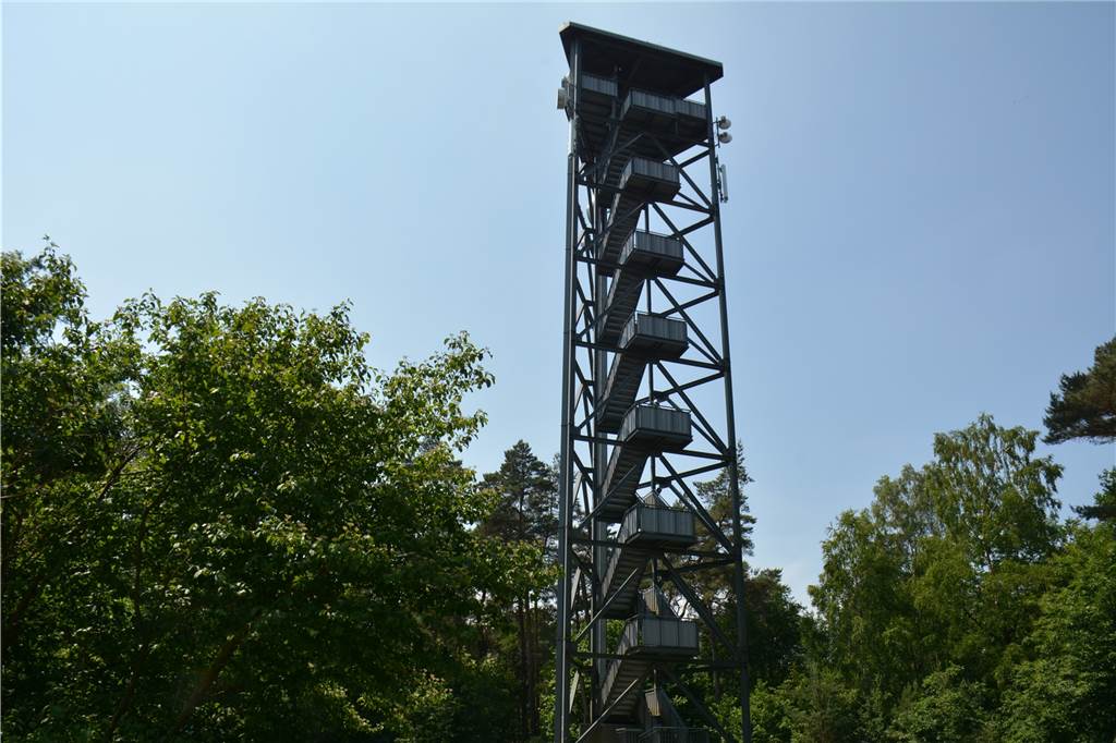 Trockene Waldböden und Flächen versetzen Turmwächter und Feuerwehr in Alarmbereitschaft Der Feuerwachturm Rennberg in der Haard: Vor hier aus wird das Gebiet ab der Waldbrand-Gefahrenstufe 3 täglich beobachtet.