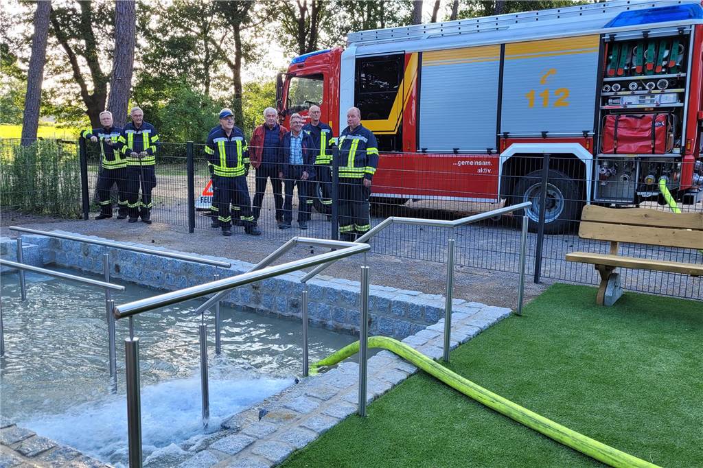 Der Feuerwehrlöschzug Oeding befüllt das Tretbecken mit Wasser. 
