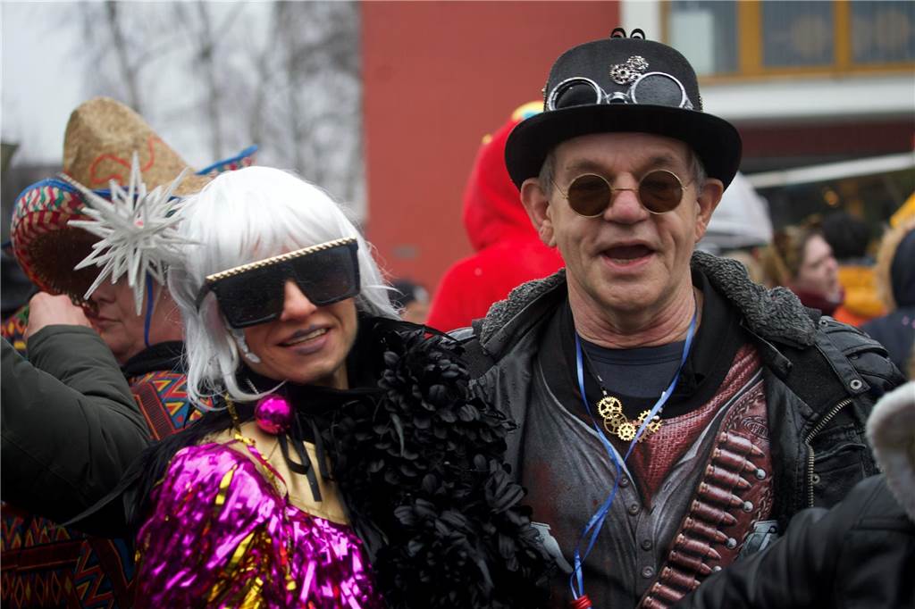 Kostümierte Menschen beim Straßenkarneval im Kulturzentrum Agora.