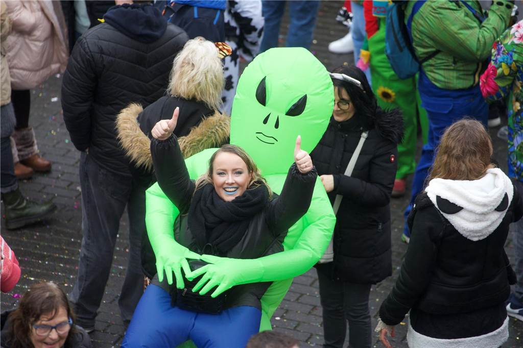 Kostümierte Menschen beim Straßenkarneval im Kulturzentrum Agora.