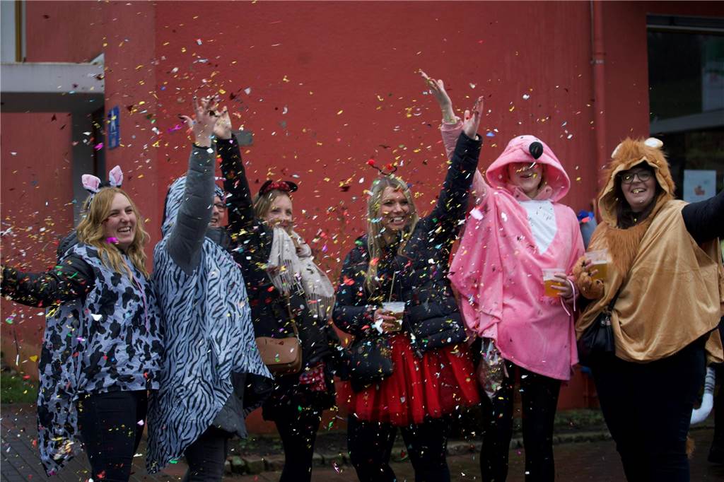 Kostümierte Menschen beim Straßenkarneval im Kulturzentrum Agora.