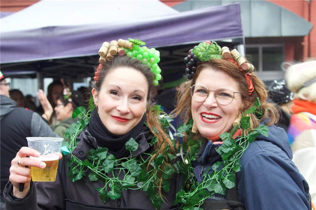 Kostümierte Menschen beim Straßenkarneval im Kulturzentrum Agora.