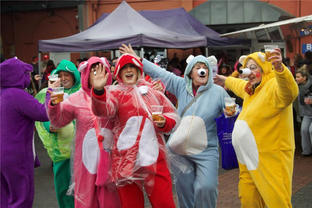Kostümierte Menschen beim Straßenkarneval im Kulturzentrum Agora.