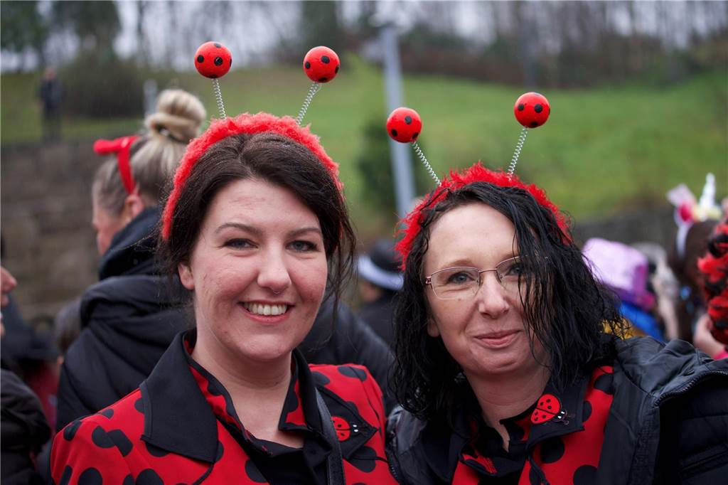 Kostümierte Menschen beim Straßenkarneval im Kulturzentrum Agora.