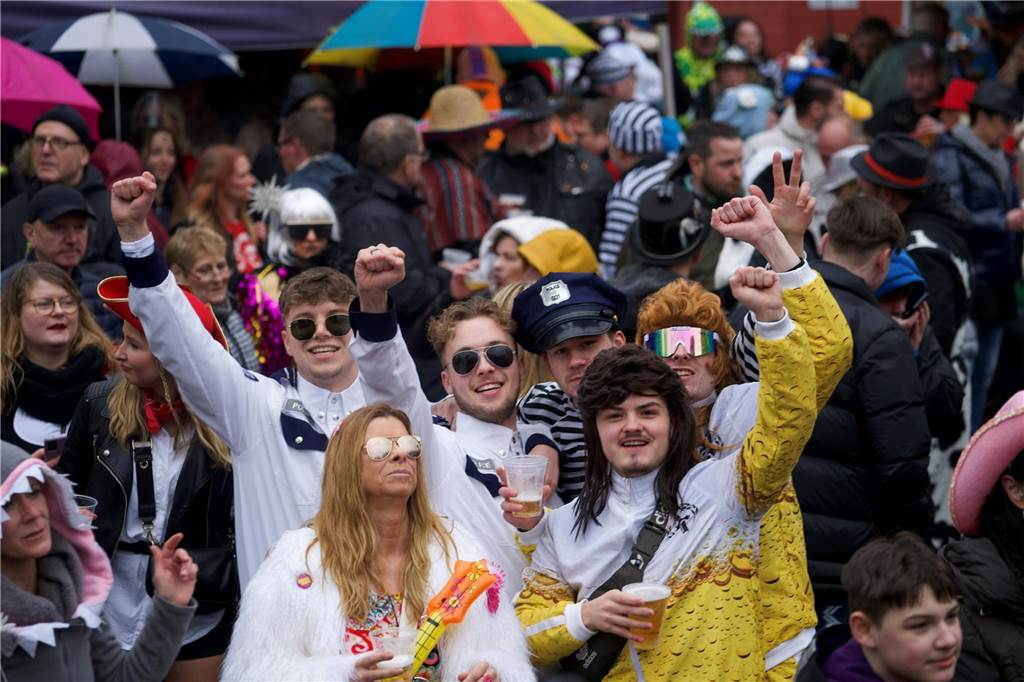 Kostümierte Menschen beim Straßenkarneval im Kulturzentrum Agora.