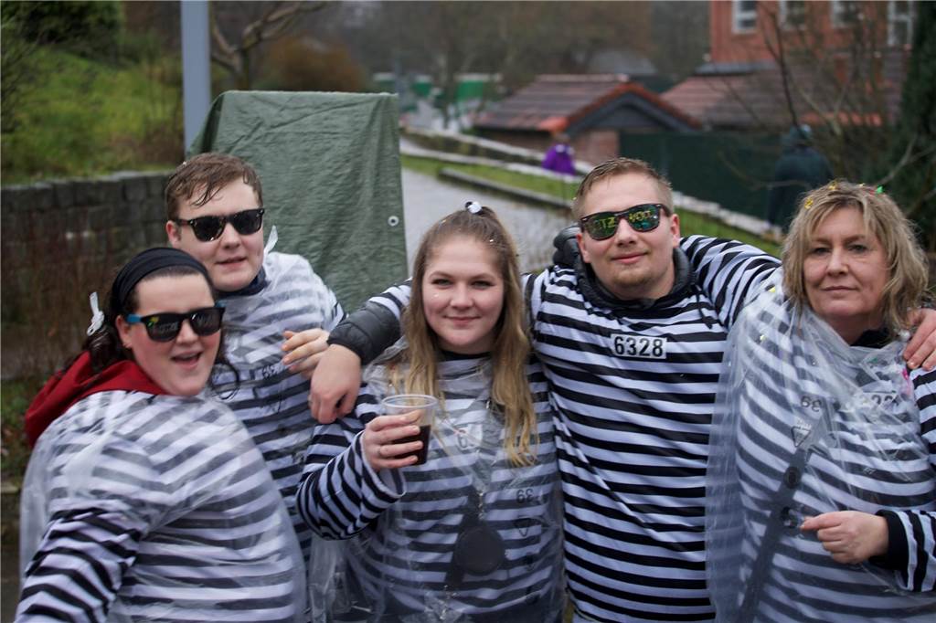 Kostümierte Menschen beim Straßenkarneval im Kulturzentrum Agora.