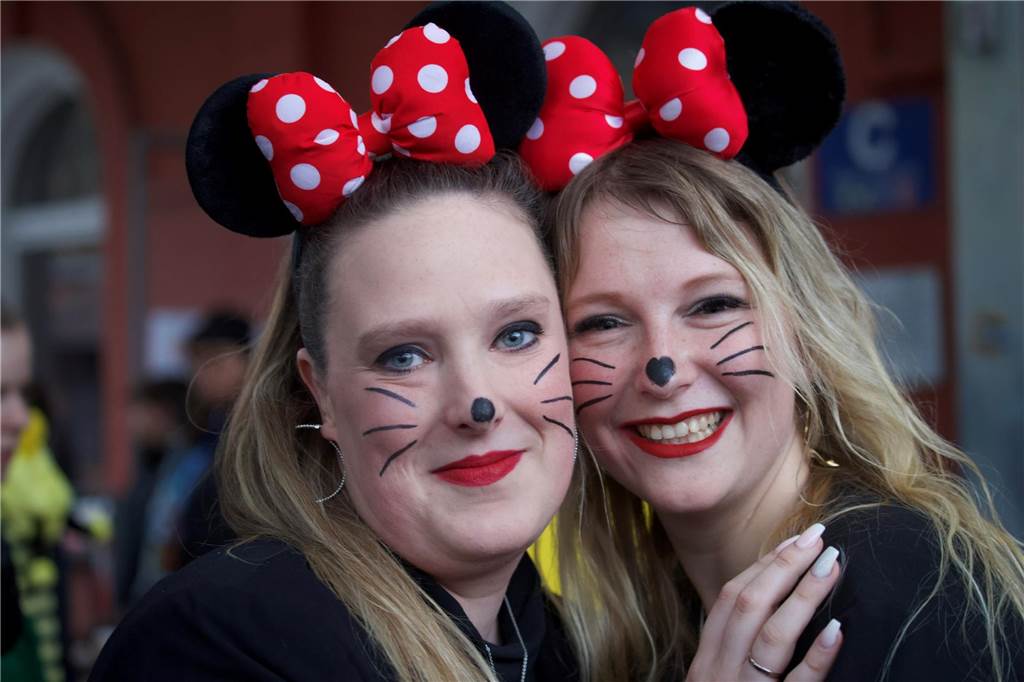 Kostümierte Menschen beim Straßenkarneval im Kulturzentrum Agora.