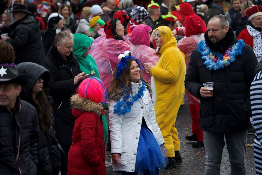 Kostümierte Menschen beim Straßenkarneval im Kulturzentrum Agora.