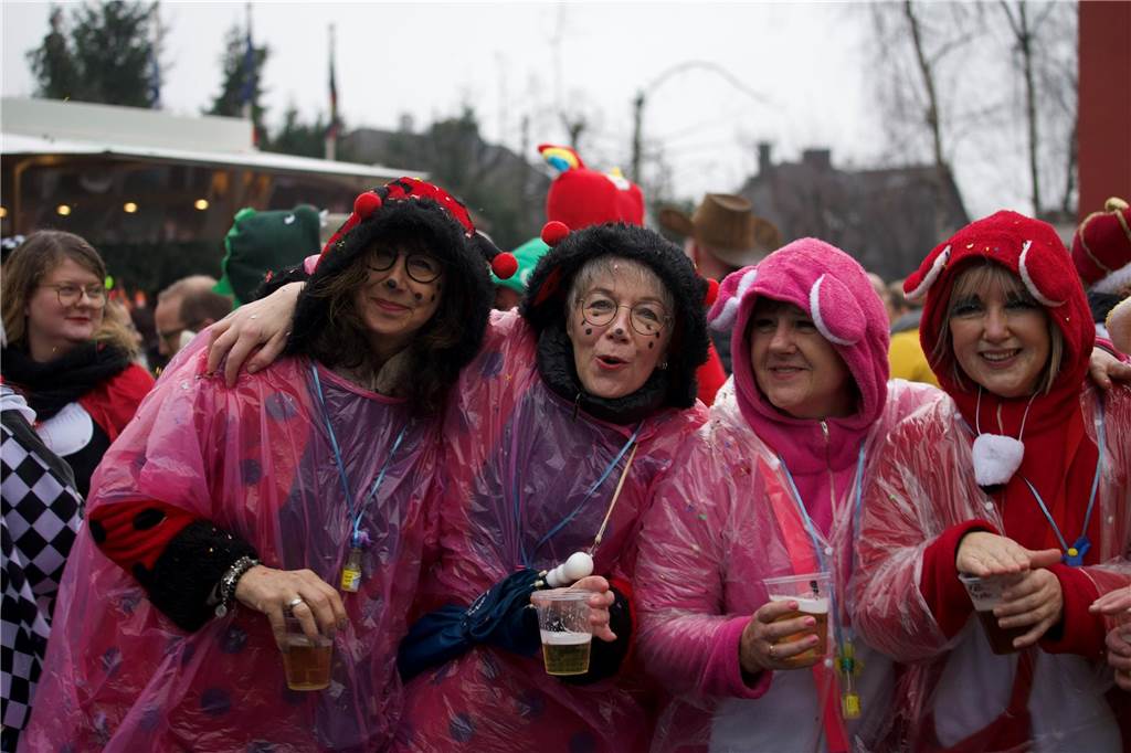 Kostümierte Menschen beim Straßenkarneval im Kulturzentrum Agora.