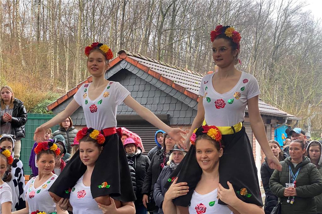 Kostümierte Menschen beim Straßenkarneval im Kulturzentrum Agora.