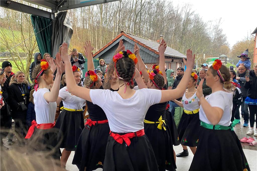Kostümierte Menschen beim Straßenkarneval im Kulturzentrum Agora.