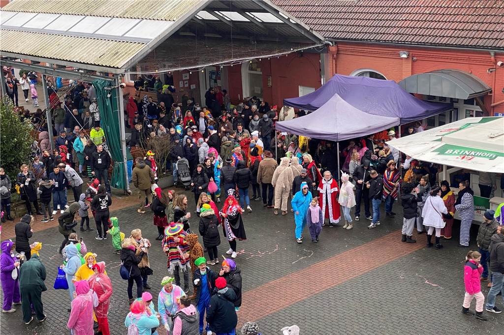 Kostümierte Menschen beim Straßenkarneval im Kulturzentrum Agora.