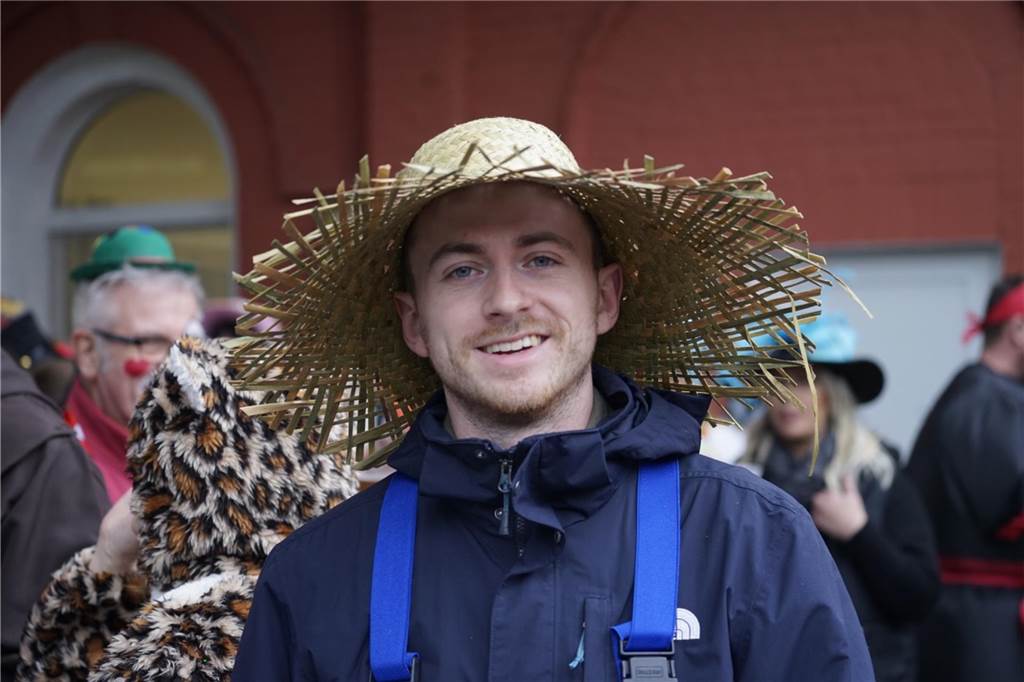 Kostümierte Menschen beim Straßenkarneval im Kulturzentrum Agora.