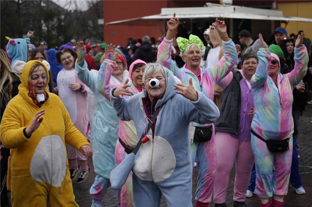 Kostümierte Menschen beim Straßenkarneval im Kulturzentrum Agora.