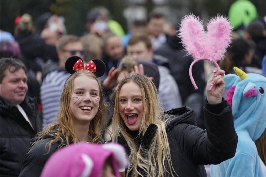 Kostümierte Menschen beim Straßenkarneval im Kulturzentrum Agora.