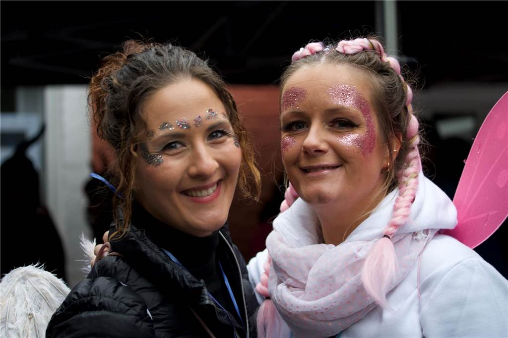 Kostümierte Menschen beim Straßenkarneval im Kulturzentrum Agora.