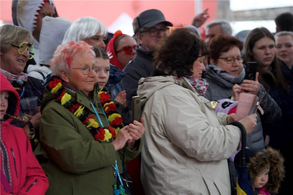 Kostümierte Menschen beim Straßenkarneval im Kulturzentrum Agora.
