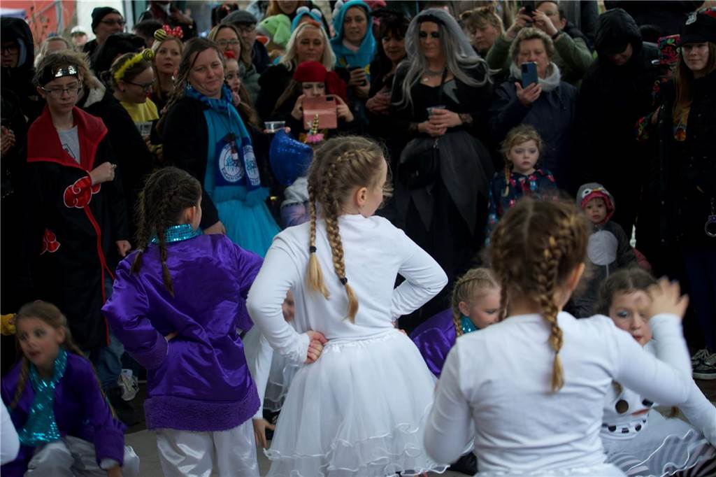 Kostümierte Menschen beim Straßenkarneval im Kulturzentrum Agora.