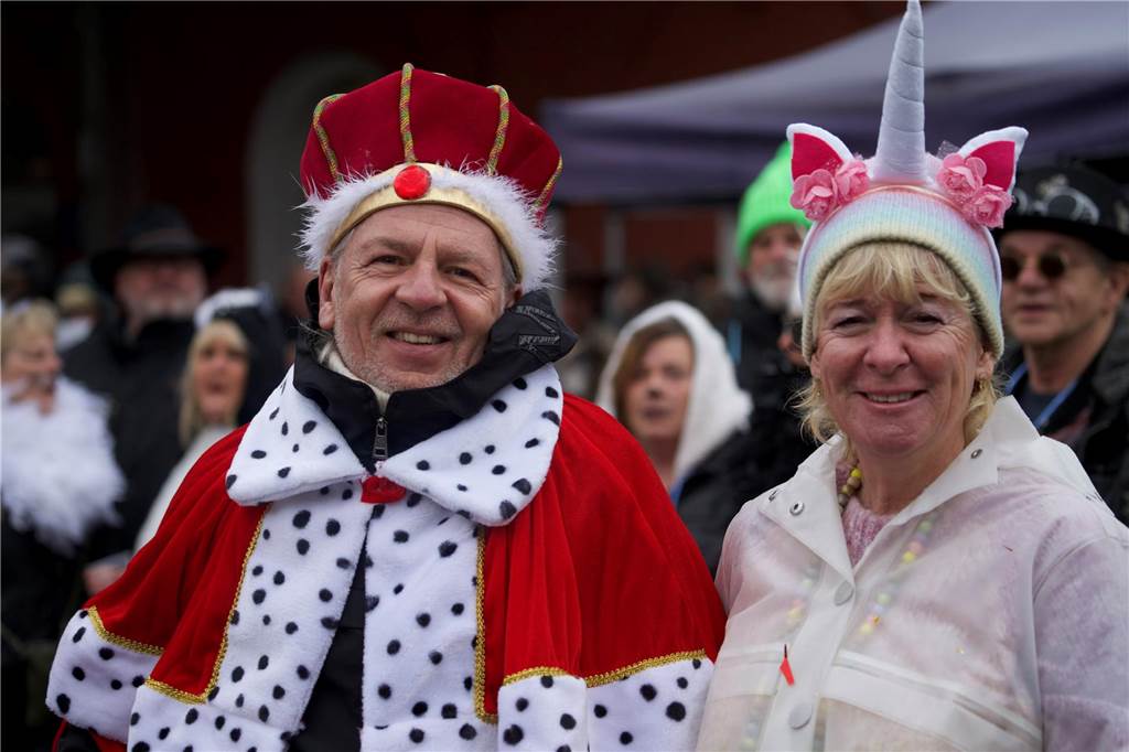 Kostümierte Menschen beim Straßenkarneval im Kulturzentrum Agora.