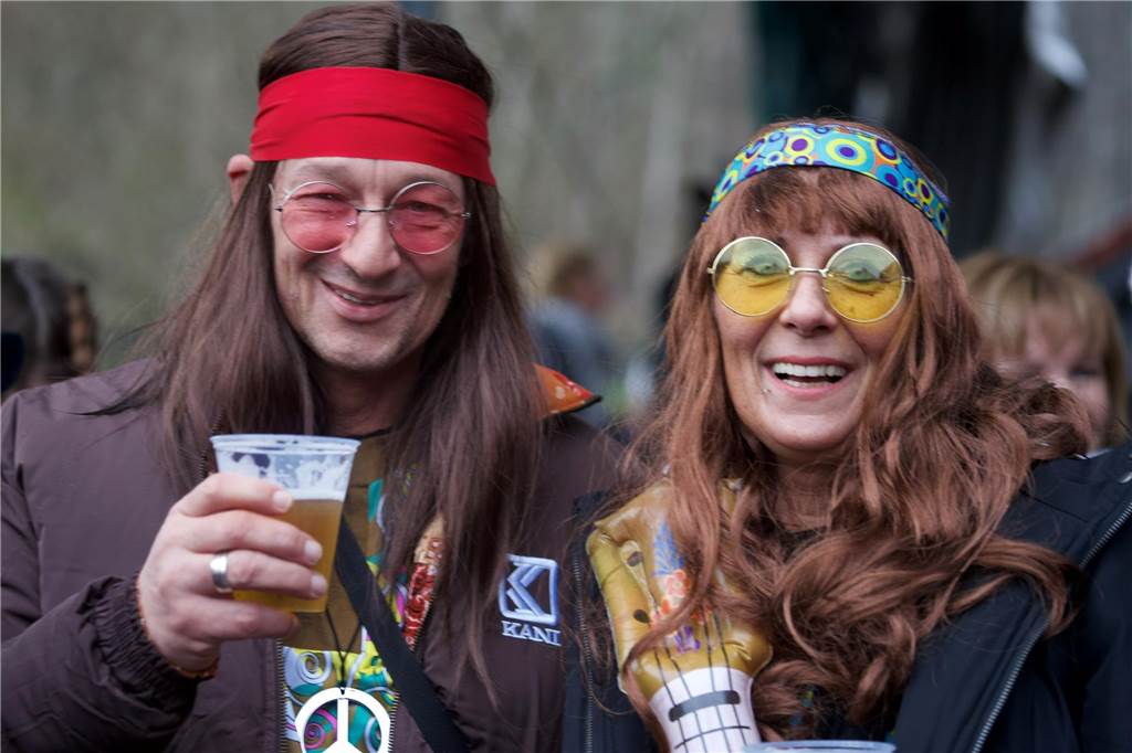 Kostümierte Menschen beim Straßenkarneval im Kulturzentrum Agora.