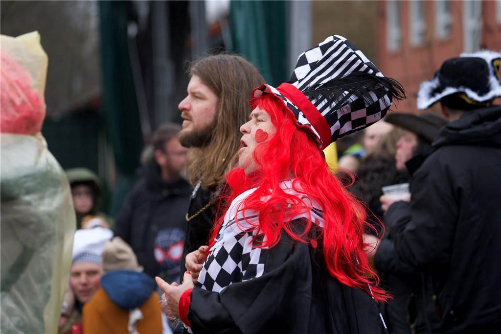 Kostümierte Menschen beim Straßenkarneval im Kulturzentrum Agora.