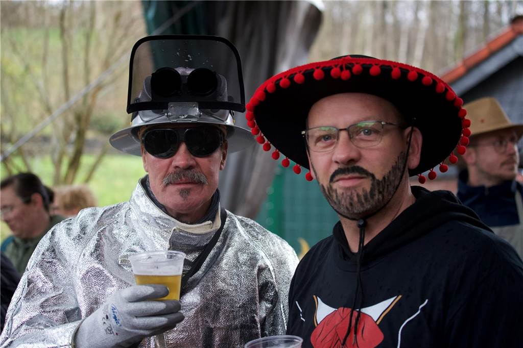 Kostümierte Menschen beim Straßenkarneval im Kulturzentrum Agora.