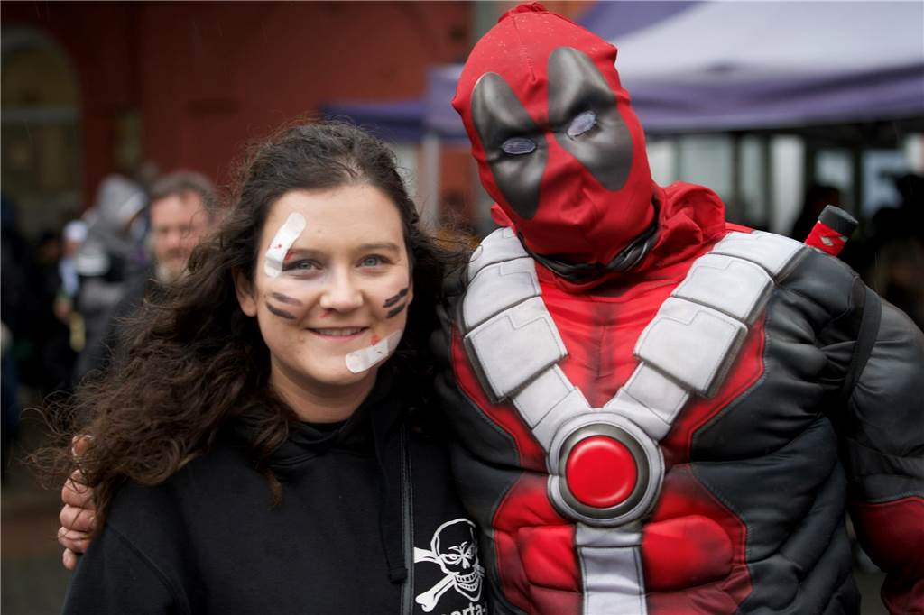Kostümierte Menschen beim Straßenkarneval im Kulturzentrum Agora.