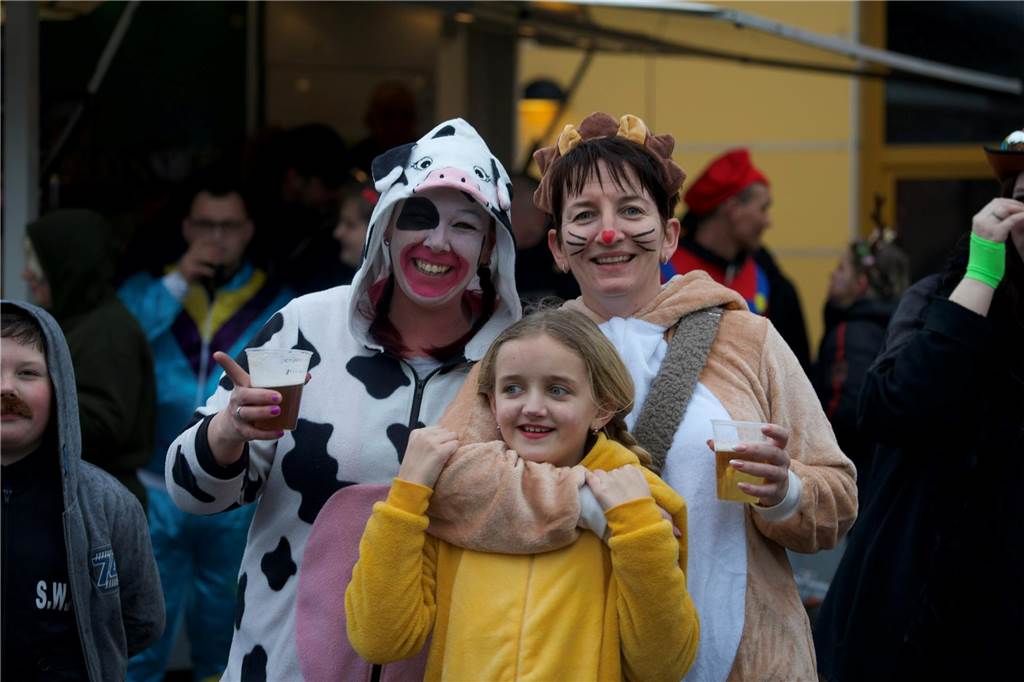 Kostümierte Menschen beim Straßenkarneval im Kulturzentrum Agora.