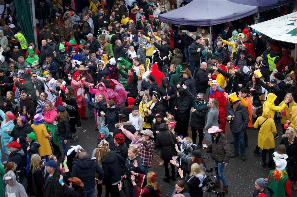 Kostümierte Menschen beim Straßenkarneval im Kulturzentrum Agora.