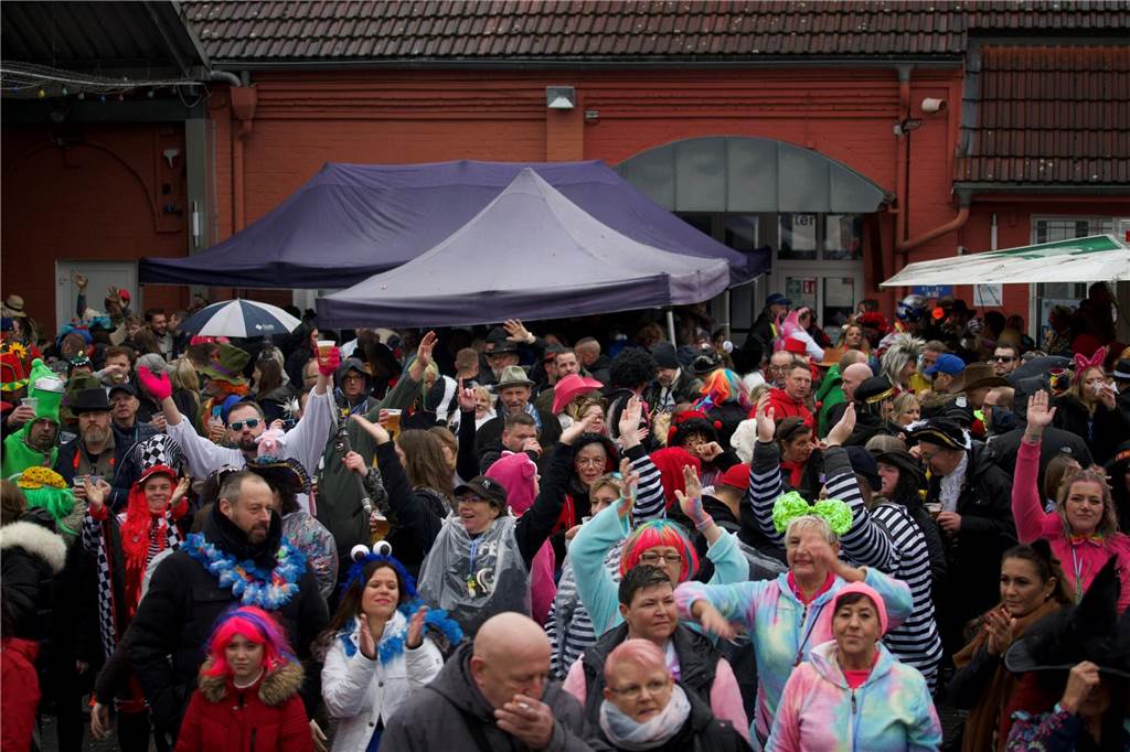 Kostümierte Menschen beim Straßenkarneval im Kulturzentrum Agora.