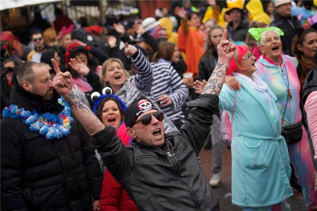 Kostümierte Menschen beim Straßenkarneval im Kulturzentrum Agora.
