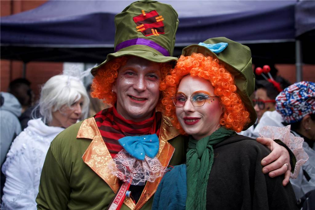 Kostümierte Menschen beim Straßenkarneval im Kulturzentrum Agora.