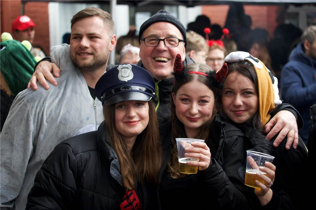 Kostümierte Menschen beim Straßenkarneval im Kulturzentrum Agora.