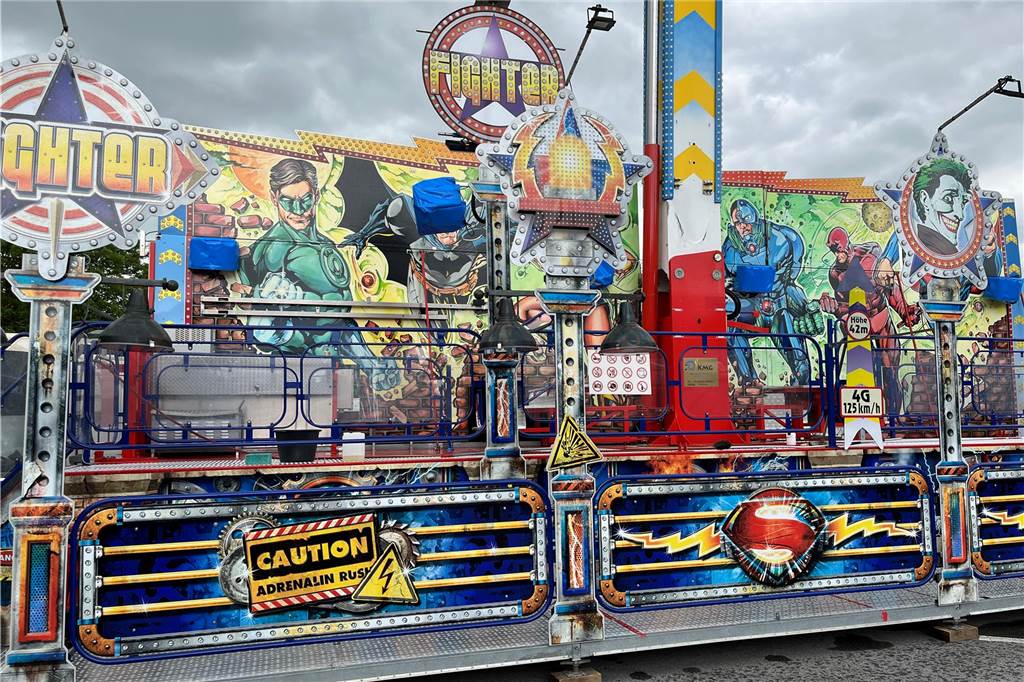 Himmelfahrtskirmes: Die letzten Schrauben werden festgedreht Das Fahrgeschäft „Der Fighter" steht auf dem Theaterplatz in Lünen und steht bereit für die Himmelfahrtskirmes.