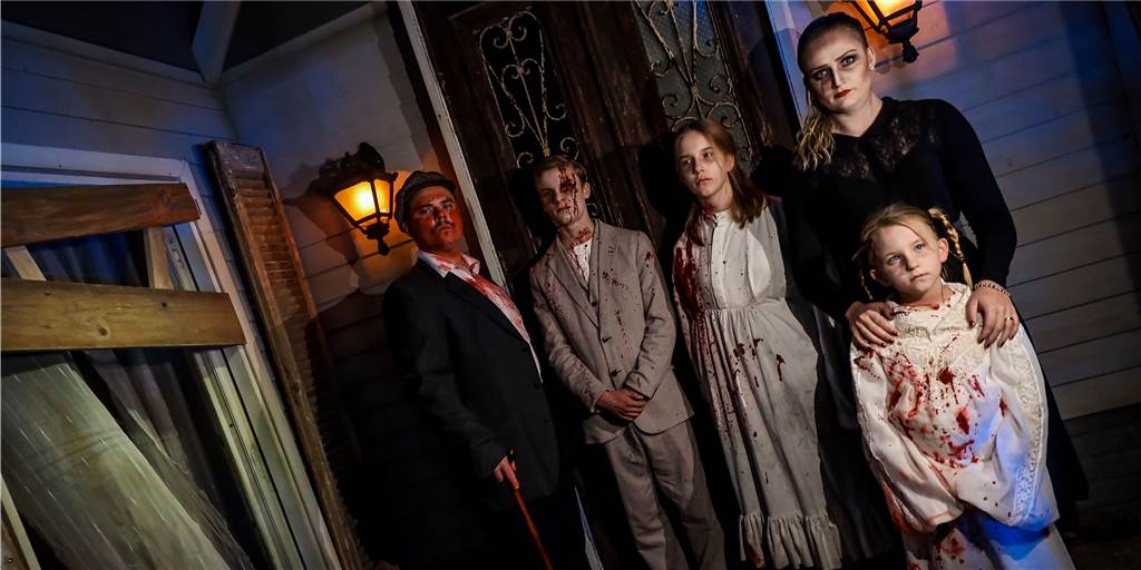 Drei Neuheiten bietet das Halloween Horror Festival 2022 im Movie Park Der Filmemacher Spencer Mayfield hat seine Familie auf grausamste Weise getötet. Die Geister treiben nun im „Hell House“ ihr Unwesen.