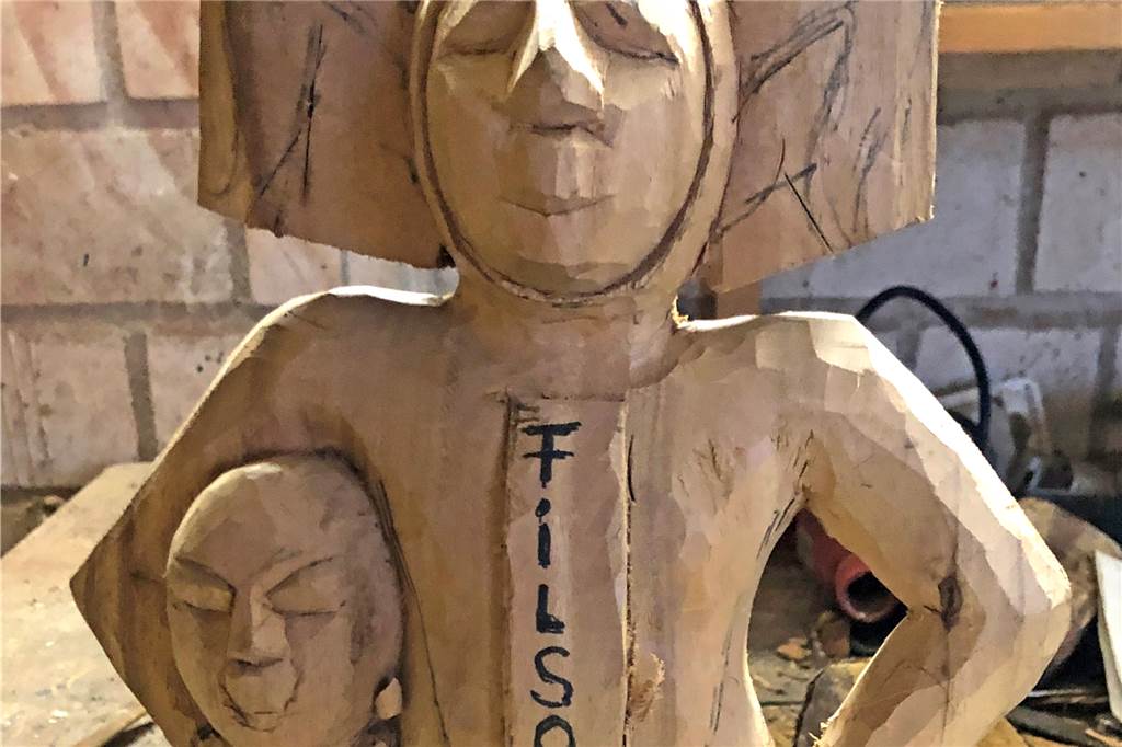 Stadtlohns unbekannter bekannter Künstler: Caius J. Spillner und die Narren Der "Filsof" gehört zur Besatzung des neuen Narrenschiffes, an dem der Künstler Caius J. Spillner zurzeit arbeitet.