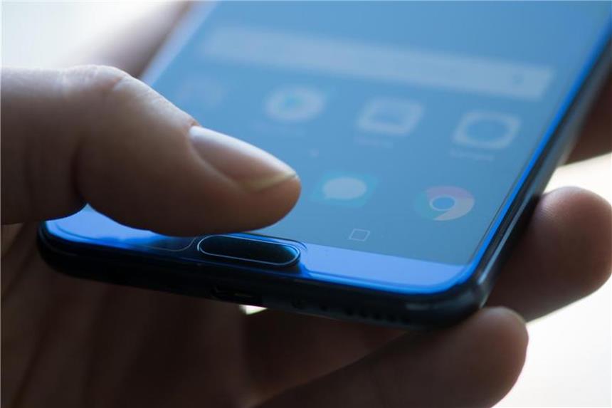Honor View 10 im Test: Der 500-Euro-Angriff Der Fingerabdrucksensor des Honor View 10 ist superflott und eignet sich auch zum Steuern von Menüfunktionen. Seine Position unterhalb des Displays ist aber extrem ungünstig gewählt. Foto: Franziska Gabbert
