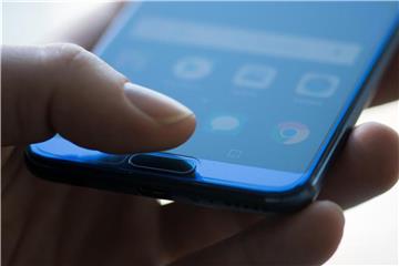 Der Fingerabdrucksensor des Honor View 10 ist superflott und eignet sich auch zum Steuern von Menüfunktionen. Seine Position unterhalb des Displays ist aber extrem ungünstig gewählt. Foto: Franziska Gabbert