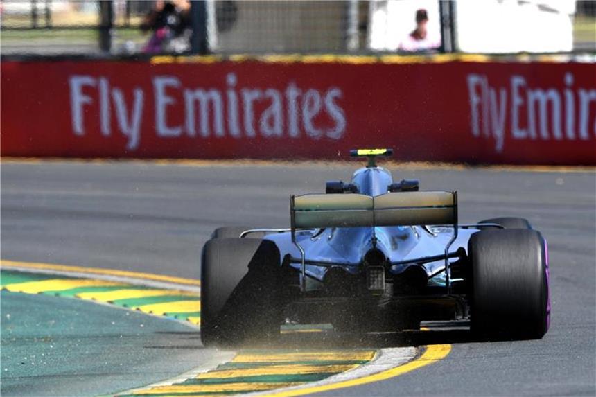 Bottas-Crash bei der Qualifikation in Melbourne Der Finne Valtteri Bottas raste bei der Qualifikation in eine Streckenbegrenzung. Foto: Joe Castro/AAP