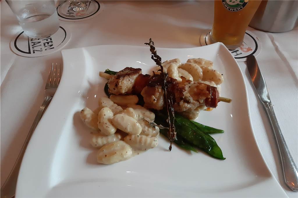 Der Fisch-Hauptgang: Seeteufel-Chorizo-Spieß auf Pommery-Senf-Gnocchi mit sautierten Zuckerschoten.