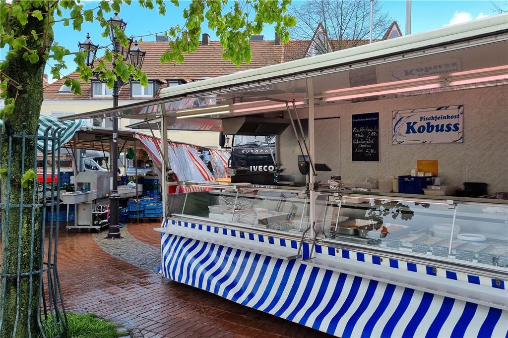 Bargeld oder mit Karte? - Halterner liegen beim Bezahlen voll im Trend Der Fischfeinkost-Stand, bei dem Claudia Becker verkauft, bietet noch keine Kartenzahlung an.