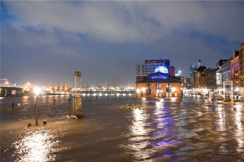 Klimawandel, Hochwasser und Deiche: Steht Norddeutschland bald komplett unter Wasser? Der Fischmarkt mit der Fischauktionshalle ist am Morgen während einer Sturmflut beim Hochwasser der Elbe überschwemmt.