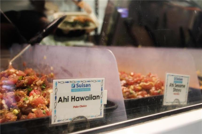 Poké, Shave Ice, Açai Bowl: Hawaii setzt Foodtrends Der Fischsalat Poké besteht im wesentlichen aus rohem Fisch, Shoyu-Sojasauce und Sesamöl. Foto: Christina Horsten