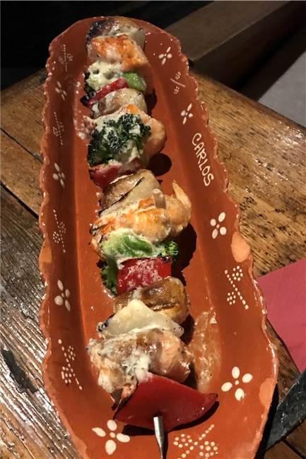 Portugiesische Grillexperten ankern in Lünen direkt an der Lippe Der Fischspieß mit gegrilltem Gemüse.