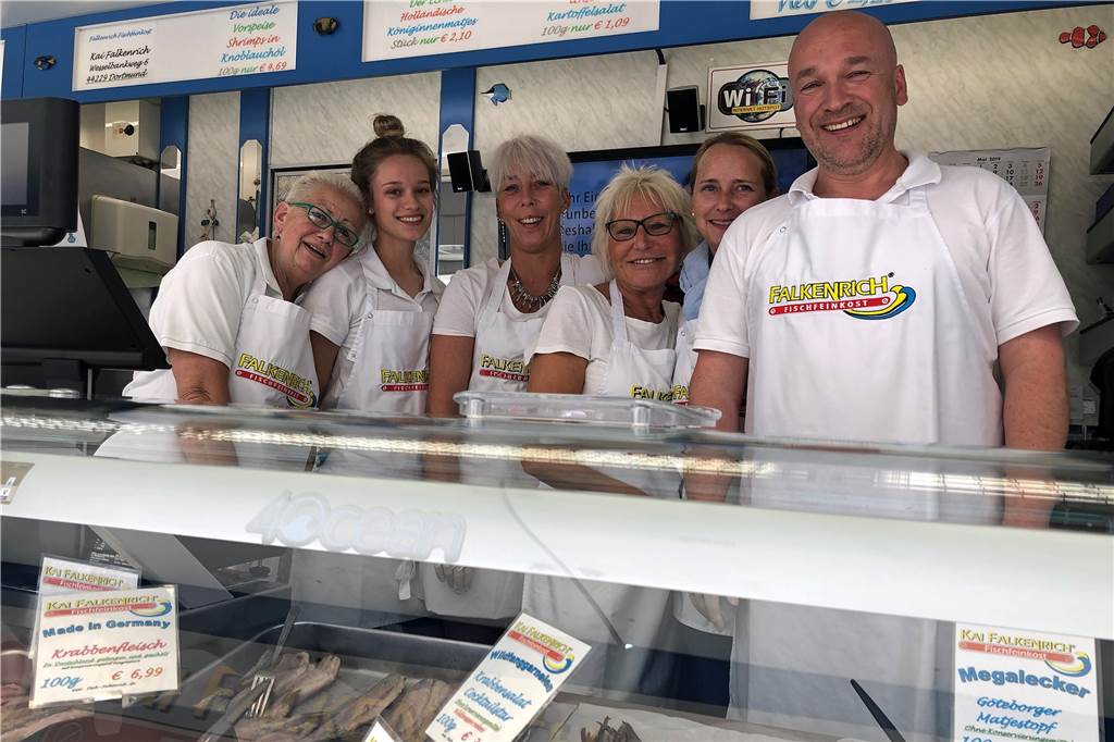 Wochenmärkte kämpfen ums Überleben - in Huckarde ist die Händlerwelt hingegen in Ordnung Der Fischstand von Kai Falkenrich (hier mit seinem Verkaufsteam) ist ein Zugpferd auf dem Huckarder Wochenmarkt. Kai Falkenrich führt das Geschäft in der vierten Generation. „Für mich läuft es in Huckarde perfekt."