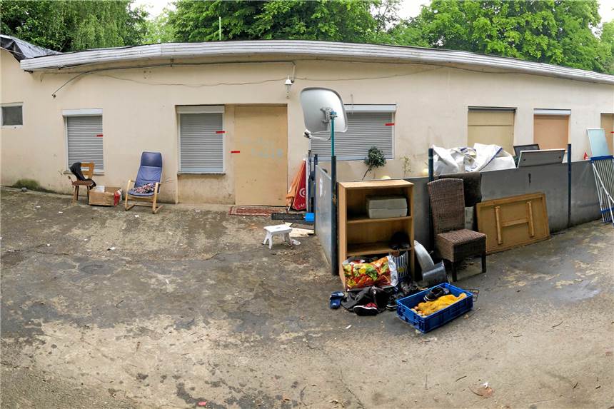 Mutmaßliches „Matratzenlager“ war von Kakerlaken befallen Der Flachbau hinter der Tankstelle wurde geräumt und anschließend vom Bauordnungsamt versiegelt.
