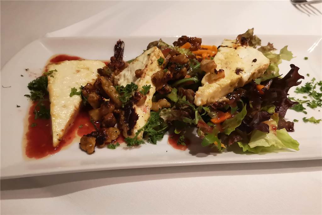 Wetterkamp hat sich von der Dorfkneipe zum Restaurant gemausert Der flambierte Schafskäse war nicht nur ein kulinarischer Hochgenuss, er sah auch optisch sehr ansprechend aus.