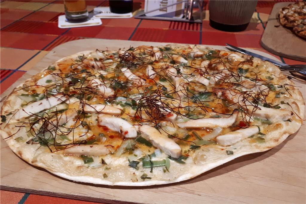 Ratsschänke: Einkehr bei Bier und Wein und einem Flammkuchen zum Verlieben Der Flammkuchen mit Hähnchen und Chili. Exotisch und lecker.