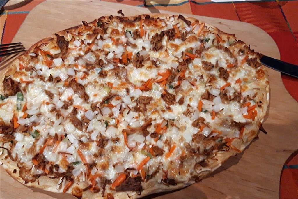 Ratsschänke: Einkehr bei Bier und Wein und einem Flammkuchen zum Verlieben Der Flammkuchen mit Pulled Pork und Gemüse.